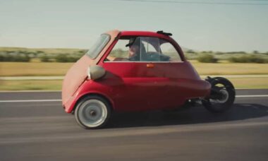 Youtuber cria veículo único e inusitado ao unir uma Yamaha R6 a um BMW Isetta (YouTube / @WestenChamplin)