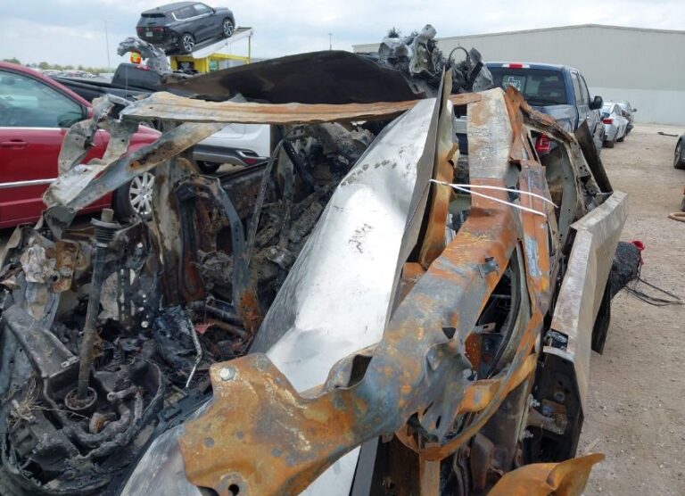 Completely Destroyed Tesla Cybertruck is Being Auctioned Carro e motos