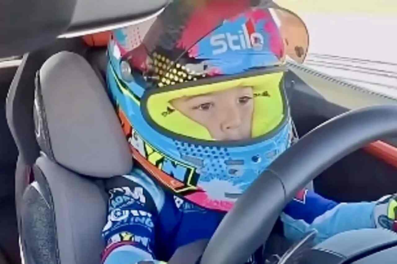 Video viser en 5-årig gutt kjøre en Lamborghini Revuelto i over 300 km/t