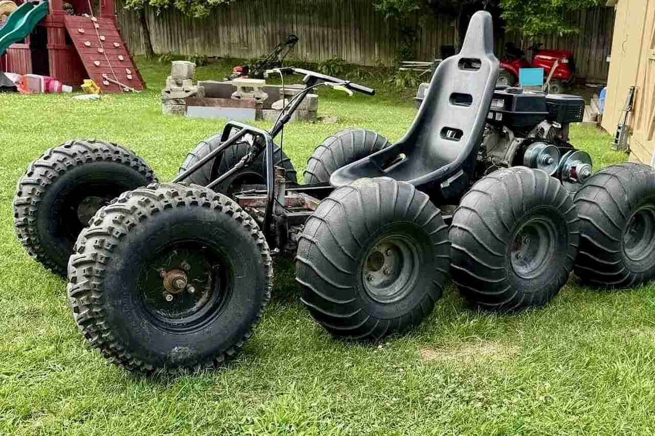 YouTuber laisse les internautes bouche bée après avoir construit un kart avec un double moteur et huit roues