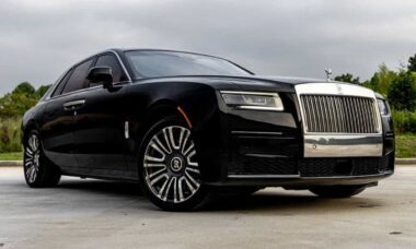 Rolls-Royce Ghost 2024 de Tom Brady, com assinatura, entra em leilão