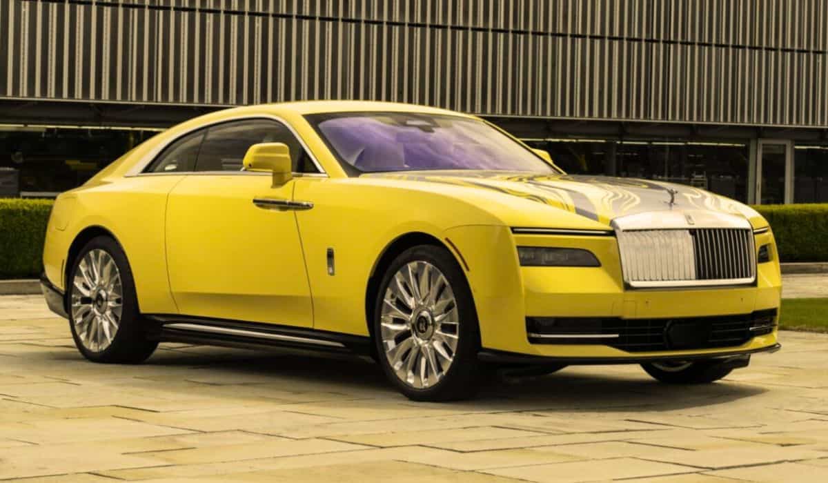 Avec une peinture jaune, édition exclusive du Rolls-Royce Spectre. Photo : Reproduction de X – @duPontREGISTRY