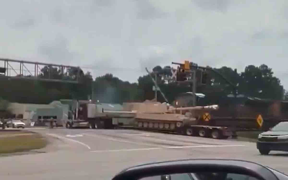 Godståg kolliderar med lastbil som transporterar en militärstridsvagn i USA. Bilder och videor: X @katysolt / @AhoraTabasco