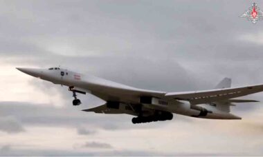 Bombardeiro supersônico russo Tu-160 faz exercício de simulação de ataque sobre os mares de Barents e da Noruega. Foto: Telegram @mod_russia