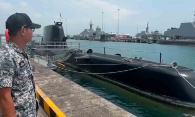 Marinha de Cingapura incorpora dois novos submarinos alemães da classe Invincible. Imagens: Instagram @singaporenavy