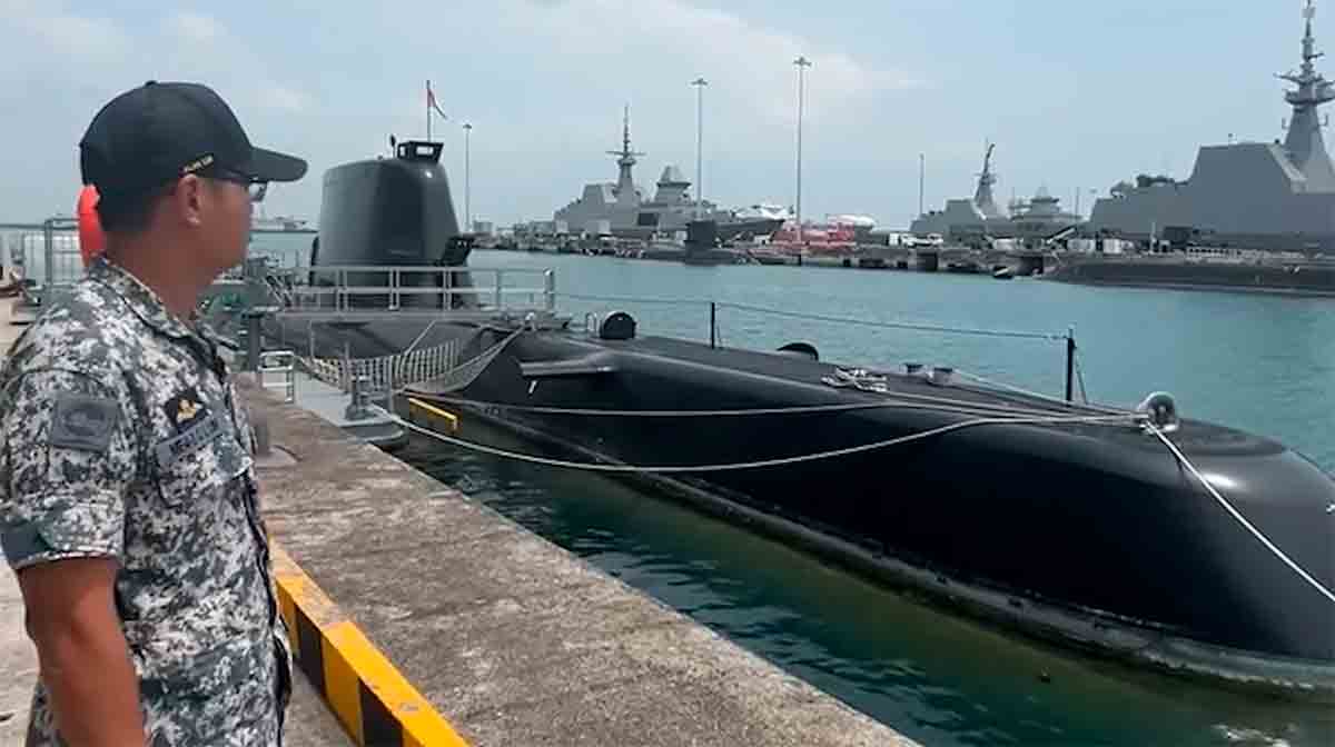 Marinha de Cingapura incorpora dois novos submarinos alemães da classe Invincible. Imagens: Instagram @singaporenavy
