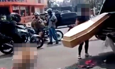 Caixão cai de carro funerário e bloqueia trânsito com o cadáver à mostra: veja o vídeo . Fotos e vídeo: Reprodução Facebook CarapicuibaNuaeCrua