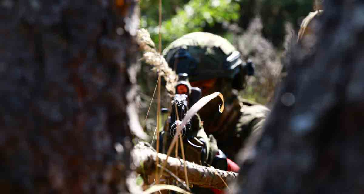 Des militaires biélorusses installent des blindés avec des grilles anti-drones et des troupes près de la frontière avec l'Ukraine. Photo : Facebook @mod.mil.by