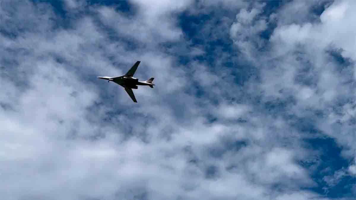 Bombardeiro supersônico russo Tu-160 faz exercício de simulação de ataque sobre os mares de Barents e da Noruega. Foto: Telegram @mod_russia