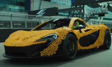 Lando Norris pilota McLaren P1 feita com mais de 340 mil peças de Lego (YouTube / @LEGO)