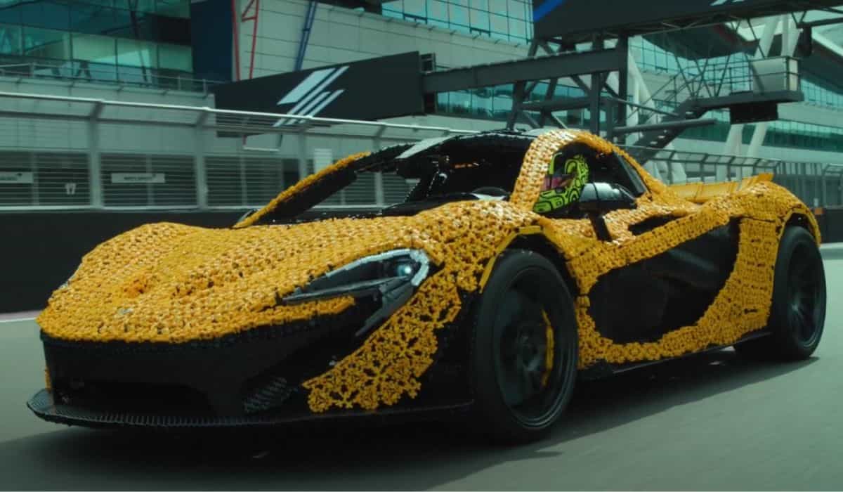 Lando Norris kører i McLaren P1 lavet med over 340.000 Lego-stykker (YouTube / @LEGO)