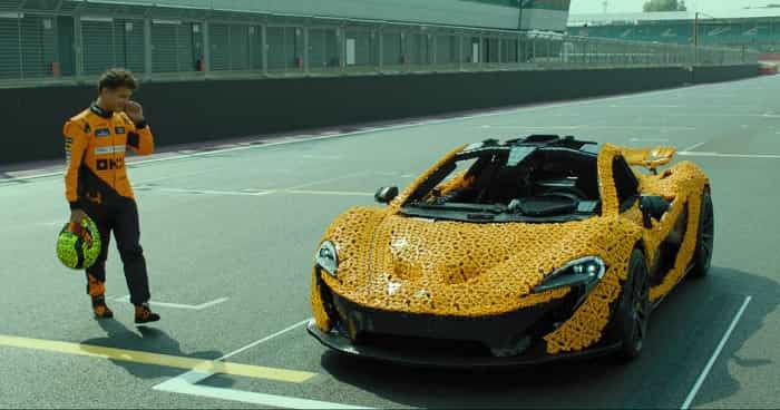 Lando Norris kører i McLaren P1 lavet med over 340.000 Lego-stykker