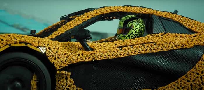 Lando Norris kører i McLaren P1 lavet med over 340.000 Lego-stykker (YouTube / @LEGO)