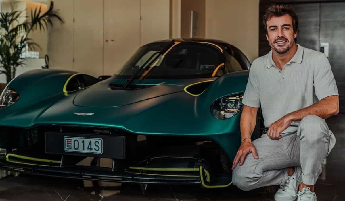 Fernando Alonso riceve Aston Martin Valkyrie del valore di 3 milioni di dollari a Monaco