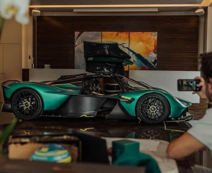 Fernando Alonso riceve Aston Martin Valkyrie del valore di 3 milioni di dollari a Monaco (Instagram / @fernandoalo_oficial)