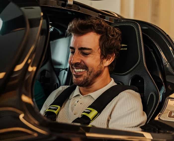 フェルナンド・アロンソがモナコで300万ドル相当のアストンマーチン・バルキリーを受け取る（Instagram / @fernandoalo_oficial）