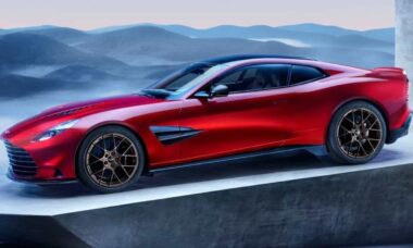 Aston Martin apresenta Vanquish 2025 com novo motor V-12 e design revolucionário