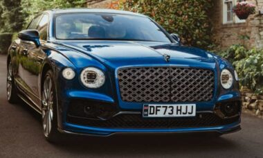 Bentley Flying Spur 2025: sedã mais potente da marca chega com novo motor híbrido e design refinado