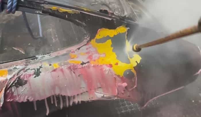 Transformation radicale : plongée dans de l'acide et nettoyage pour enlever des années de peinture et de rouille d'une Porsche 911 (YouTube / @minute_of_dangle)