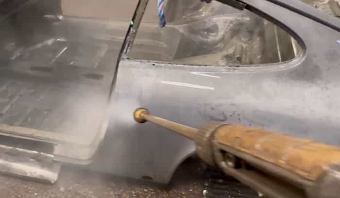 Transformation radicale : plongée dans de l'acide et nettoyage pour enlever des années de peinture et de rouille d'une Porsche 911 (YouTube / @minute_of_dangle)