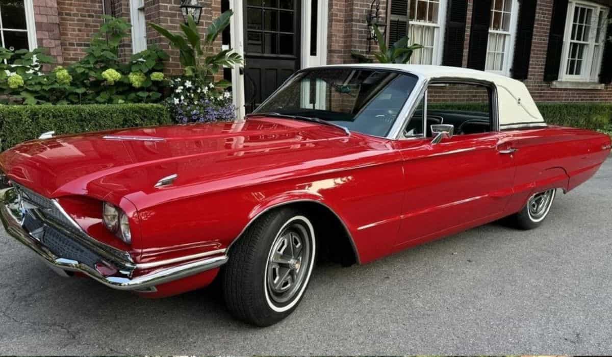 Ford Thunderbird 1966 de Carroll Shelby mis aux enchères, offrant luxe et histoire sur roues (Instagram / @bringatrailer)