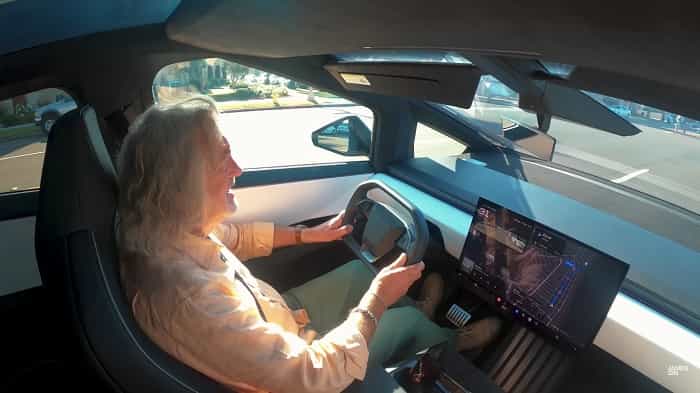 James May beoordeelt de Tesla Cybertruck als 'gedurfd en kinderachtig' en stelt een compacte versie voor (YouTube / @JamesMayDrinks)