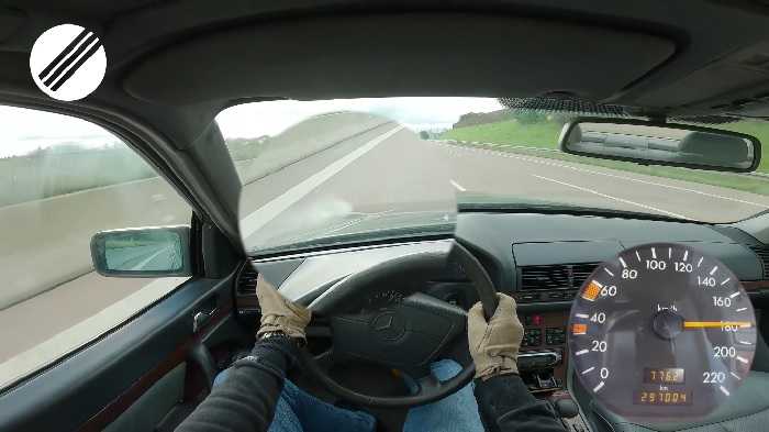 Mercedes W140 de 30 ans rencontre des problèmes sur l'Autobahn après un test de vitesse intense (YouTube - TopSpeedGermany)