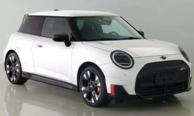 Mini Cooper JCW E 2025: novo elétrico é revelado com design agressivo e desempenho aumentado