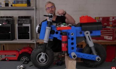 Youtuber viraliza ao construir "LEGO Monkey Bike" em tamanho real usando impressora 3D