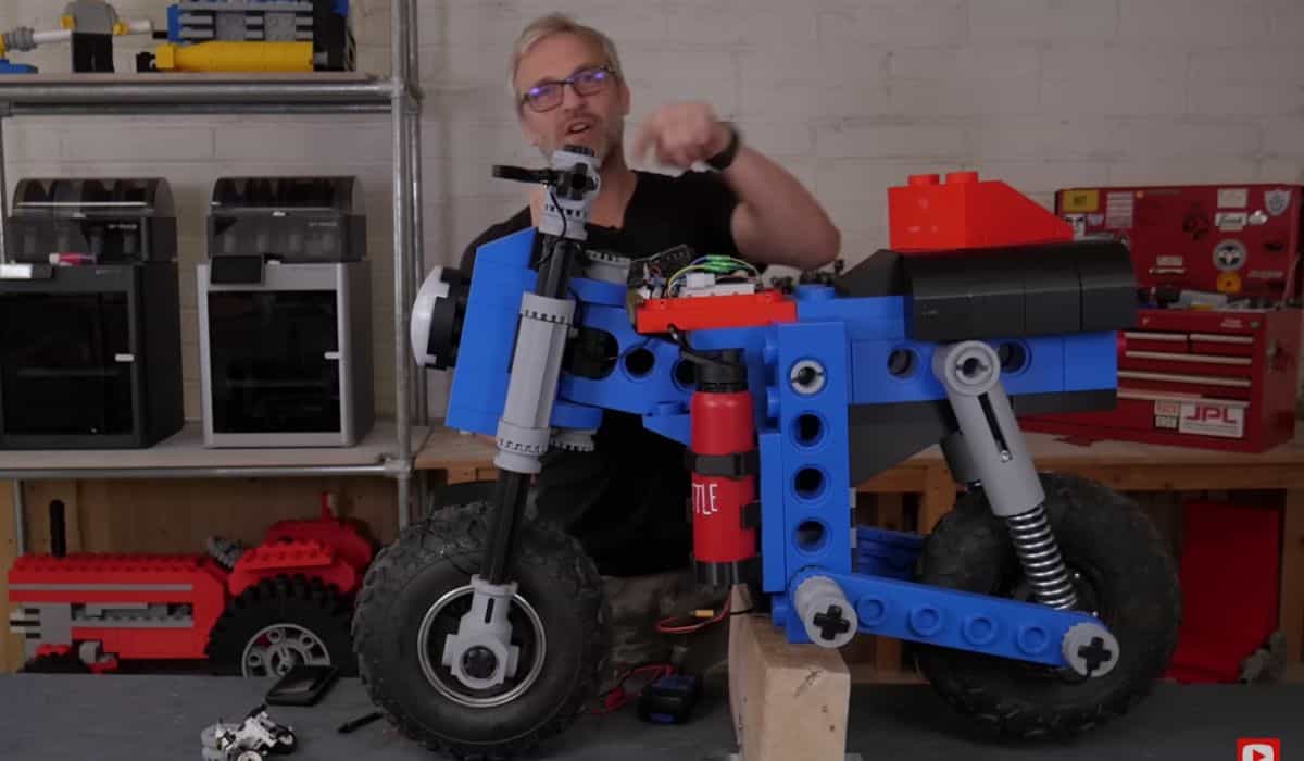 Youtuber viraliza ao construir "LEGO Monkey Bike" em tamanho real usando impressora 3D