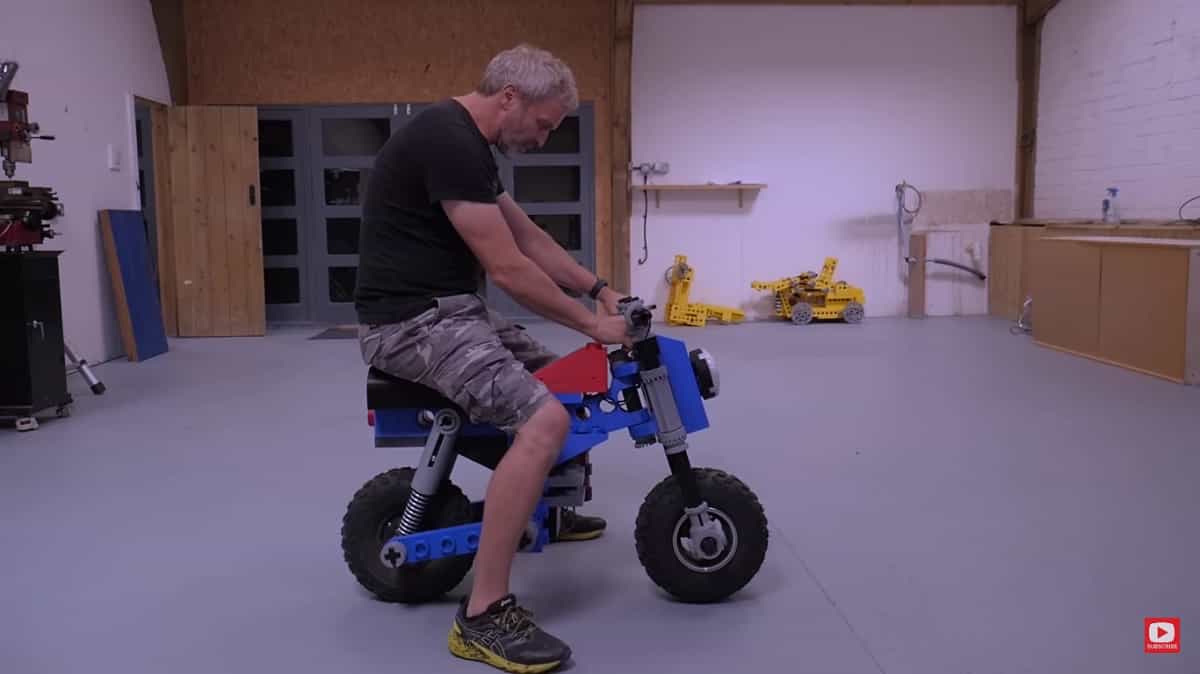 YouTuber diventa virale costruendo una 'LEGO Monkey Bike' in scala reale usando una stampante 3D (YouTube / @MattDenton)