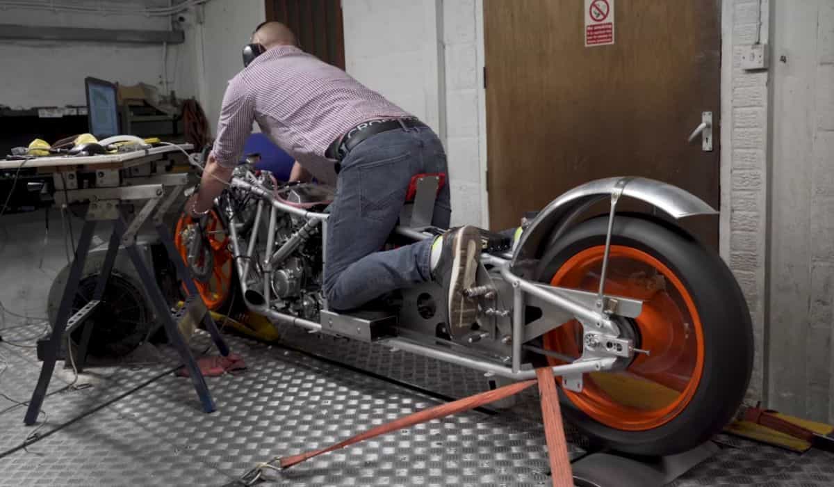 Aangepaste motorfiets met Honda 250cc turbo-motor behaalt indrukwekkende cijfers bij hoge-snelheidstest