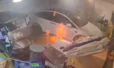 Vídeo: Tesla pega fogo em garagem alagada por furacão na Flórida