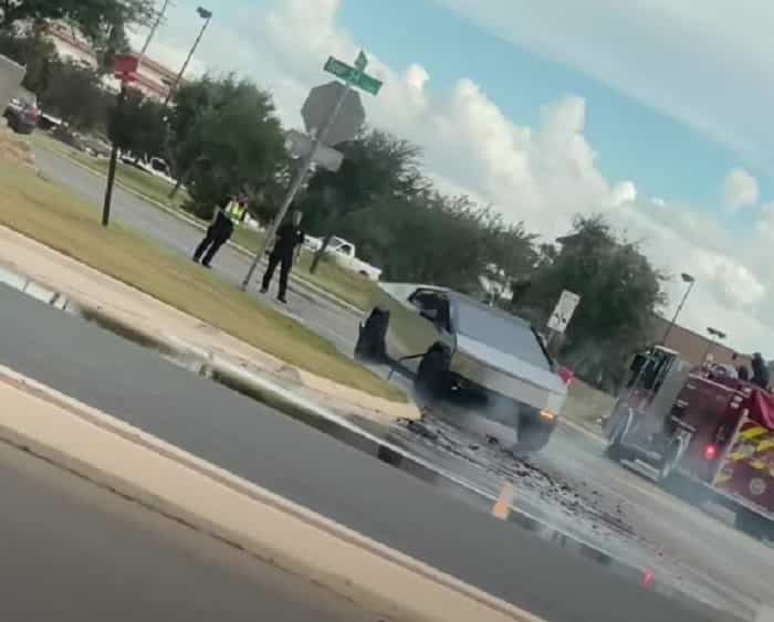 Tesla Cybertruck brænder i Texas, og brandfolk forklarer, hvordan batterier forværrer brande (YouTube / @StoryfulNews)