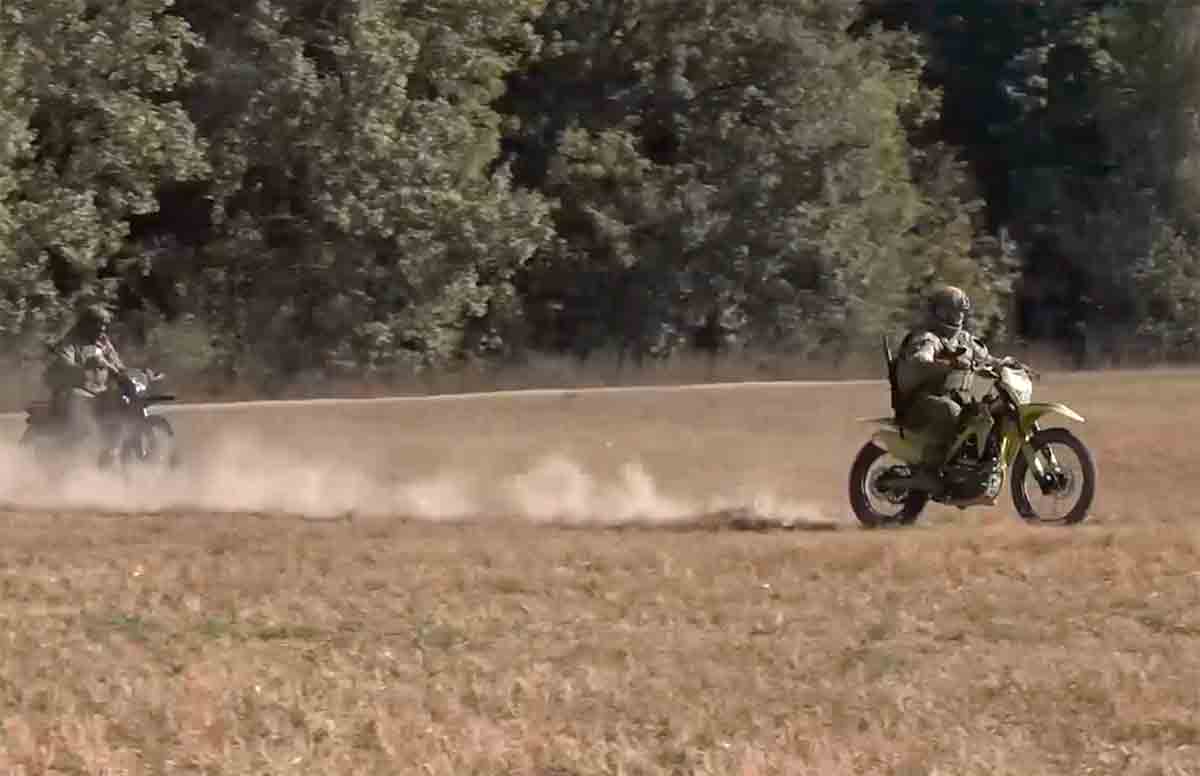 Wideo pokazuje rosyjskich żołnierzy trenujących ataki na motocyklach. Zdjęcie: Telegram @mod_russia