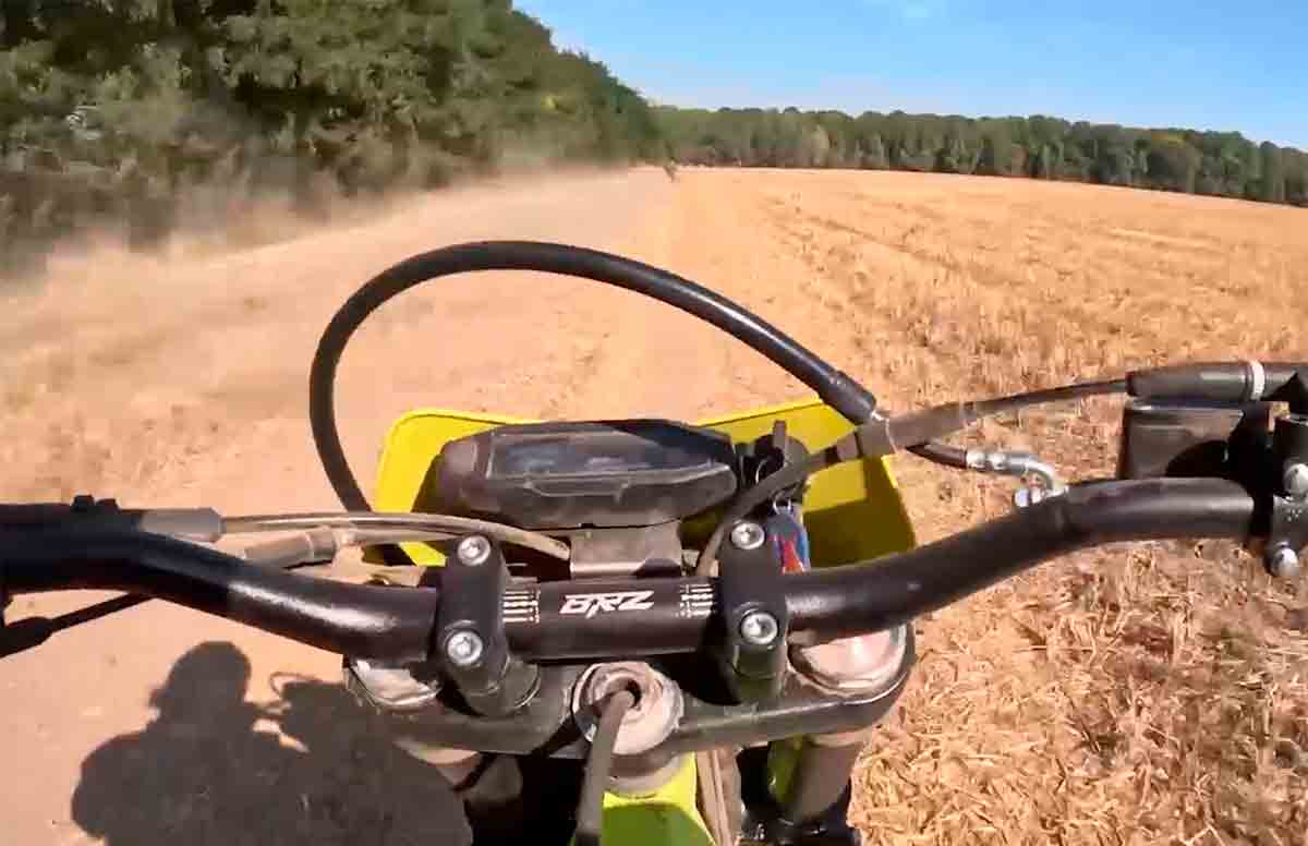 Video muestra a soldados rusos entrenando ataques usando motocicletas. Foto: Telegram @mod_russia