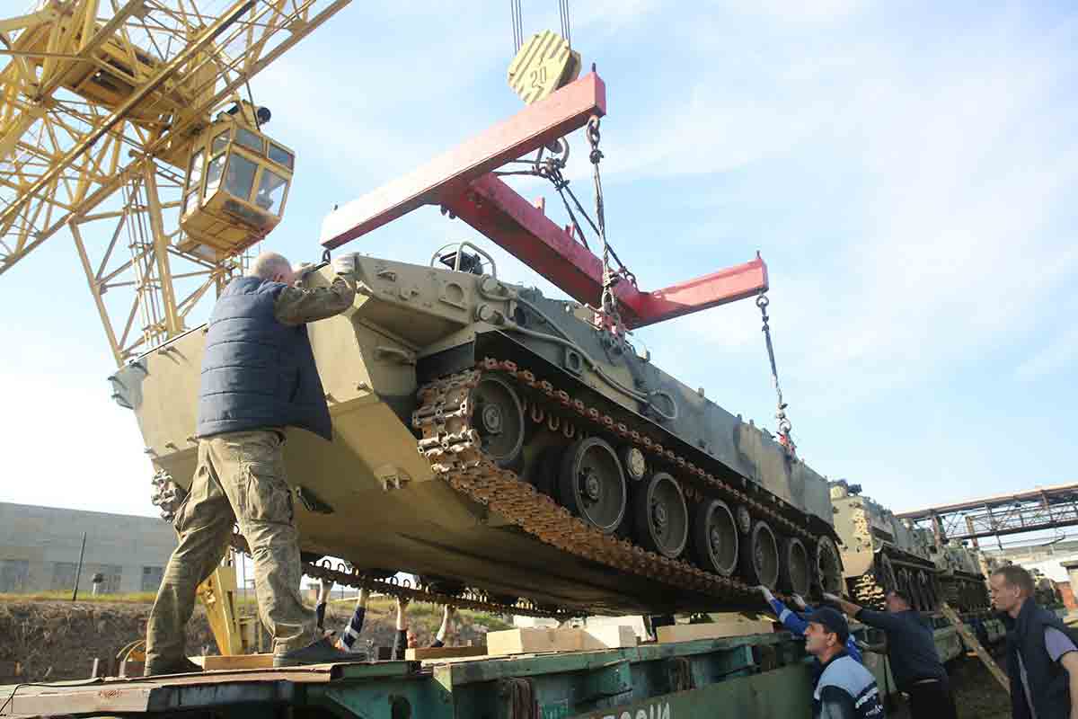 Tentara Rusia Menerima Kendaraan Lapis Baja Baru BMP-3 dan BMD-4M. Telegram: @KurganmashzavodNovosti