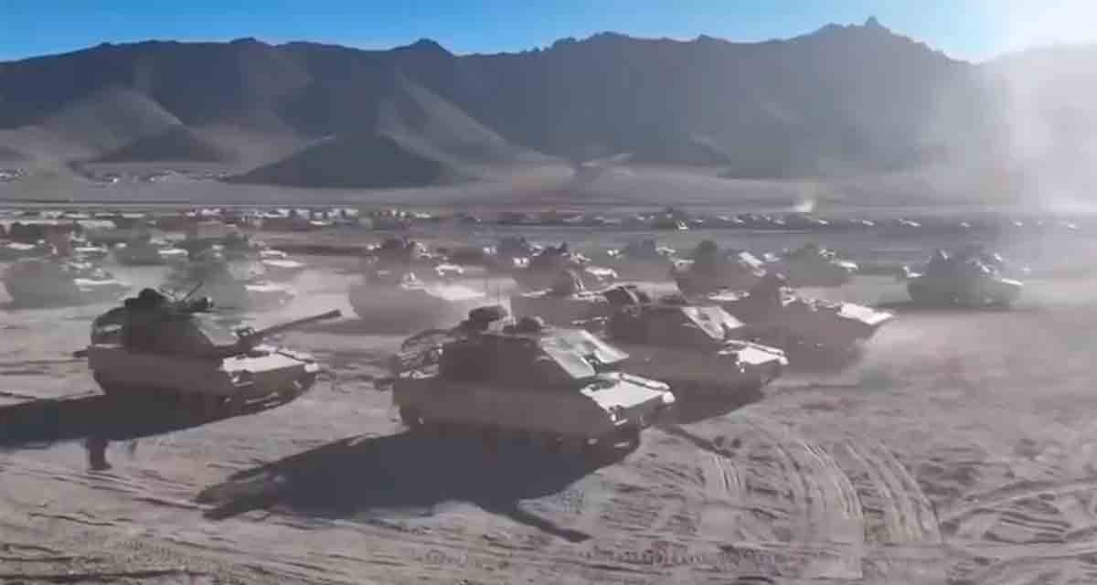 Tanques ligeros chinos ZTQ-15 están equipados con protección anti-drones. Fuente y vídeo: CCTV