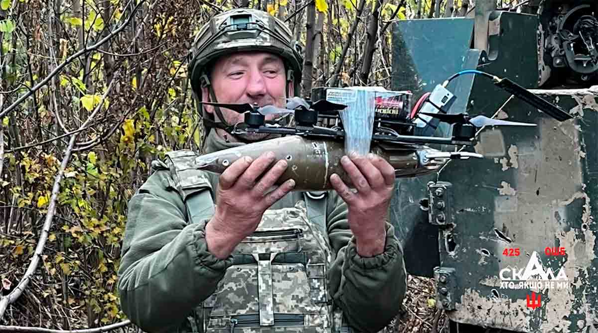 Bradley bertahan dari serangan drone dan ATGM saat maju ke arah Pokrovsk. Telegram @skalabatalion