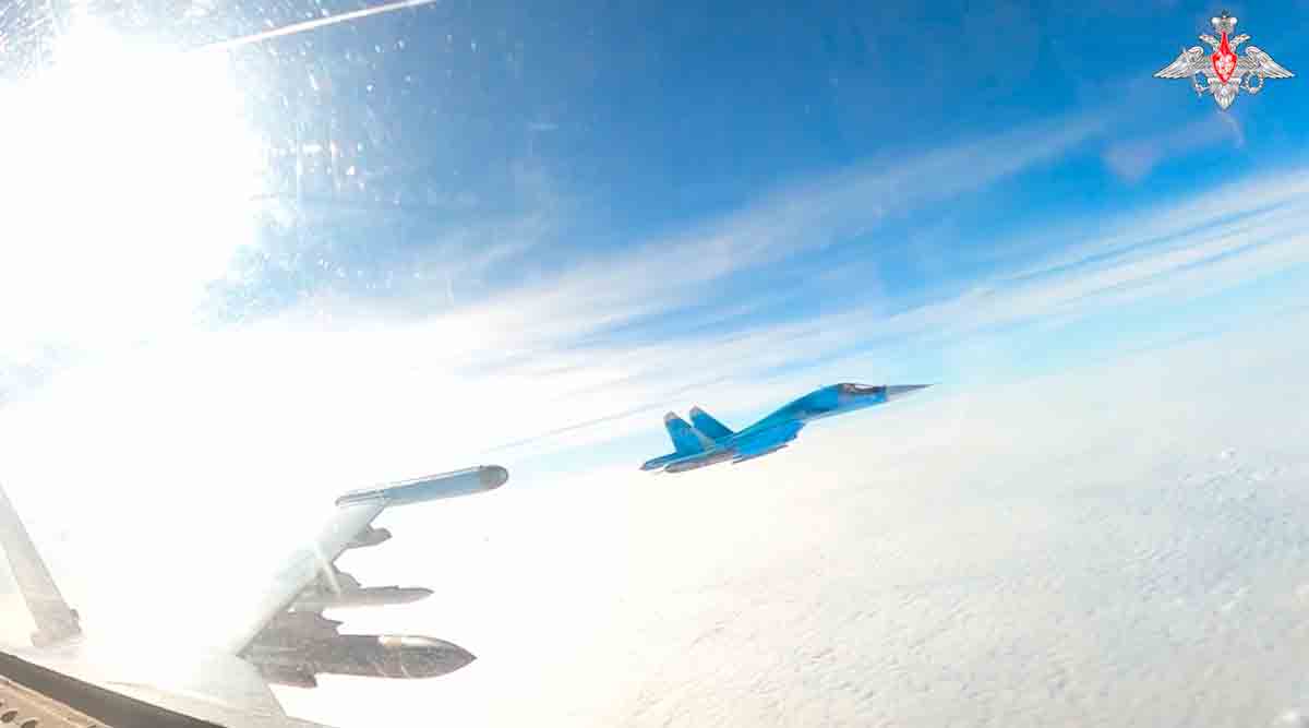 Caza Su-35 escolta a bombardero Su-34 durante ataque a las fuerzas ucranianas en Kursk. Foto: Telegram @mod_russia