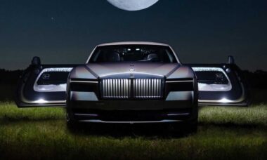 Rolls-Royce apresenta o Spectre Lunaflair: modelo exclusivo e luxuoso com pintura holográfica e design lunar