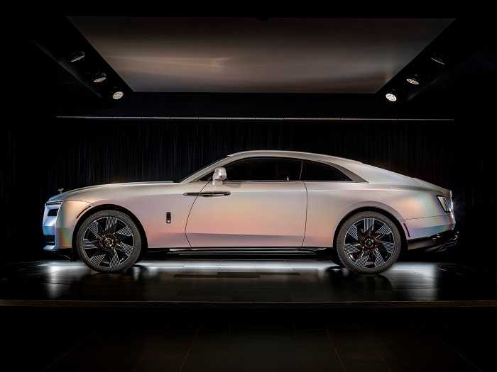 Rolls-Royce présente le Spectre Lunaflair : un modèle exclusif et luxueux avec une peinture holographique et un design lunaire (Press Rolls-Royce)