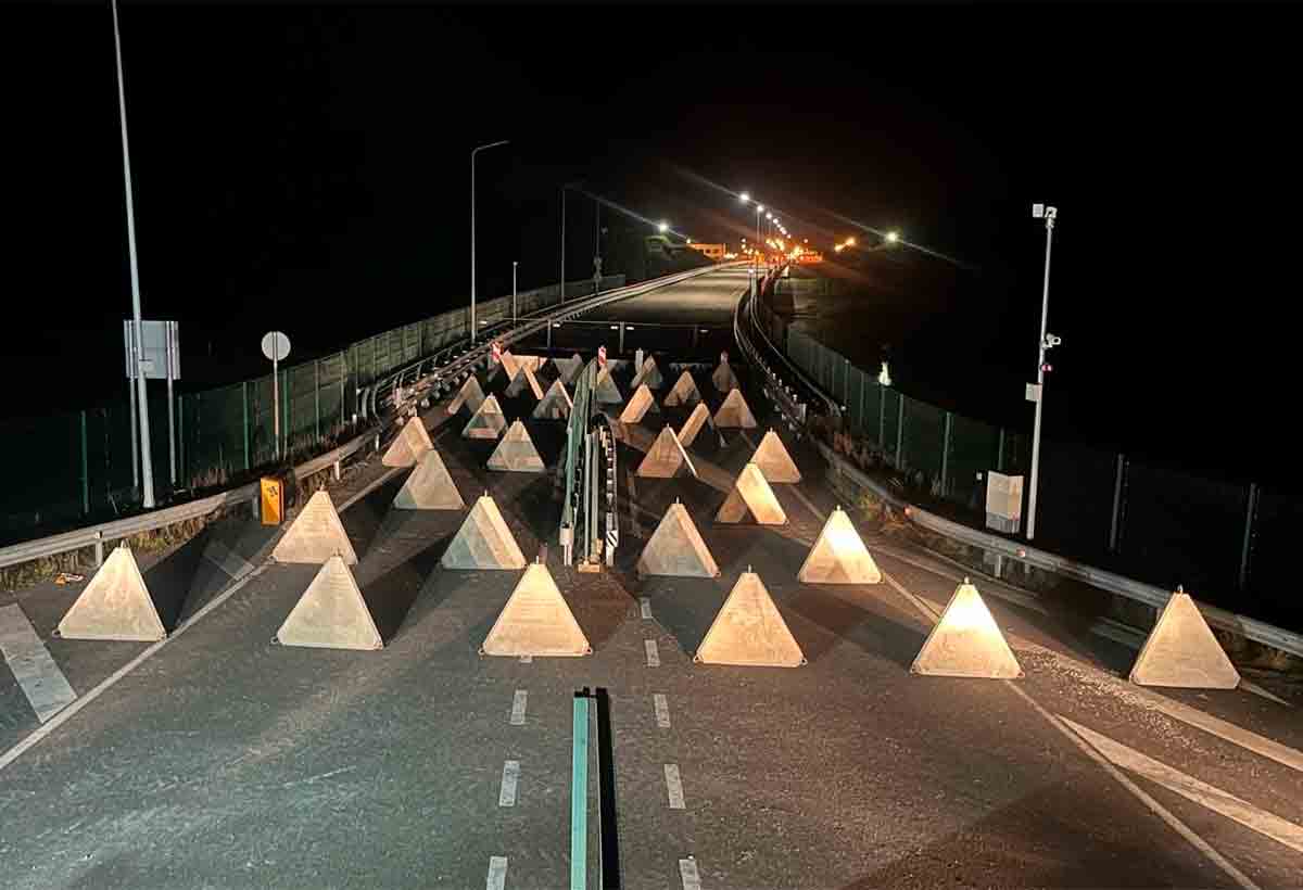 Litouwen heeft de brug over de rivier de Nemunas op de Kaliningrad-route versterkt met drakentanden