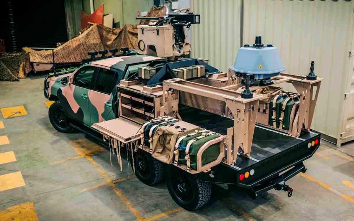 Supacat transformeert Toyota Hilux in een 6X6 militair voertuig om uitdagingen in vijandige terreinen aan te gaan. Foto: Instagram @paultancars