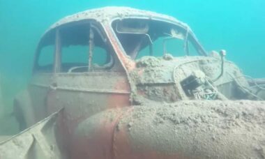 Cemitério subaquático de carros clássicos é descoberto em pedreira do Reino Unido