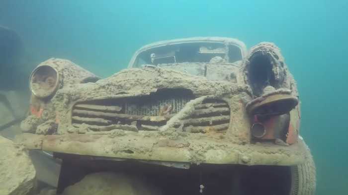 Cimitero sottomarino di auto classiche scoperto in una cava del Regno Unito (YouTube / @divexplore21)