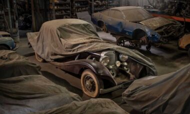 Leilão de ferro-velho em Los Angeles revela carros icônicos e raros da história automotiva