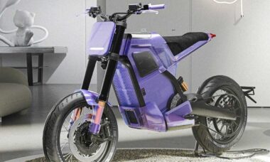 Nova moto elétrica da DAB Motors combina design transparente e estética retrô dos anos 90