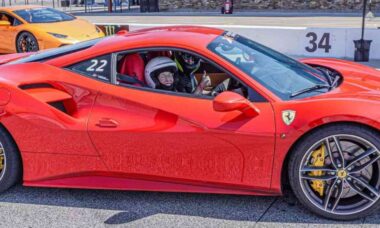 Mulher de 94 Anos realiza sonho de atingir 240 km/h em Ferrari: "se você está vivo, então viva"