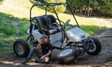 Carrinho de golfe com motor Yamaha de 180 cv se transforma em monstro off-road, mas colide com árvore